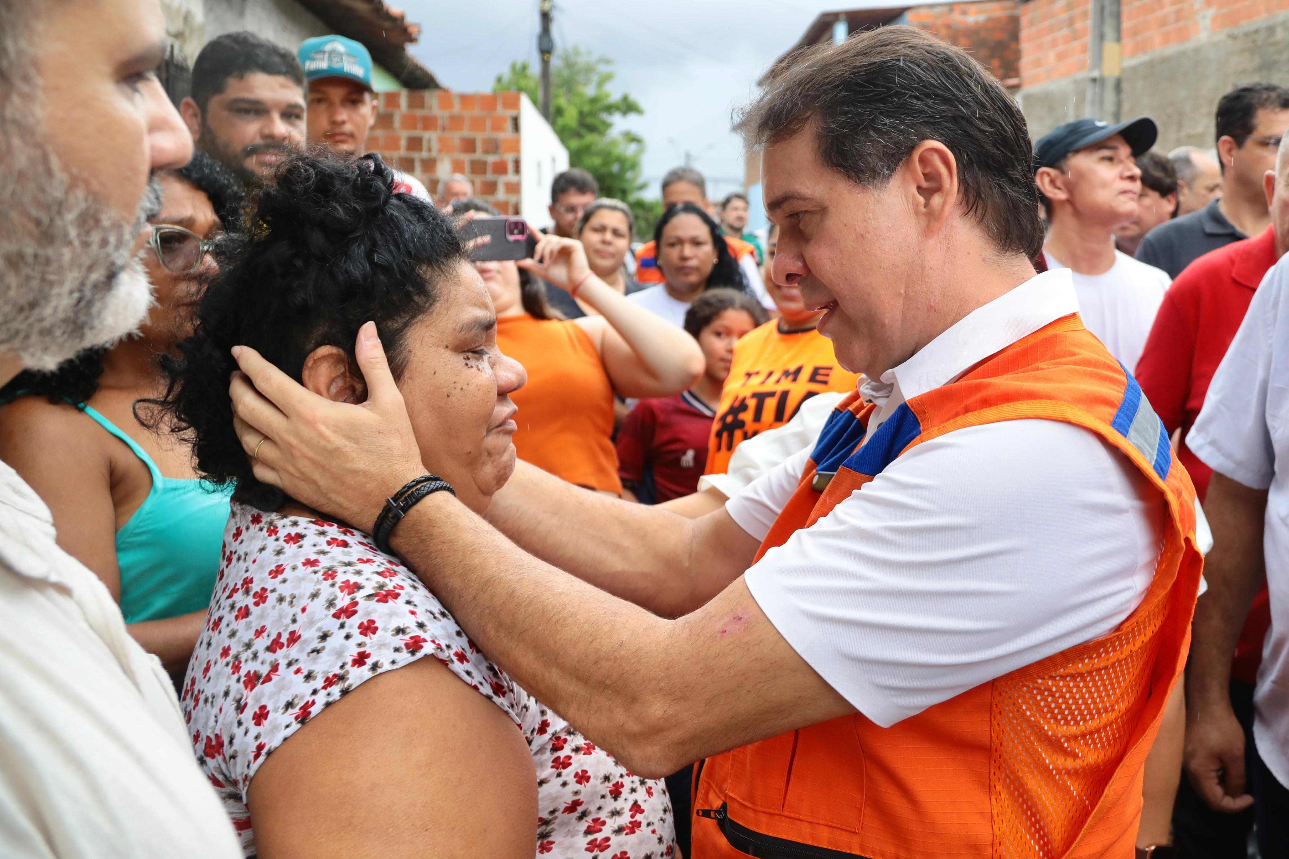 Evandro conversa com uma mulher durante a visita